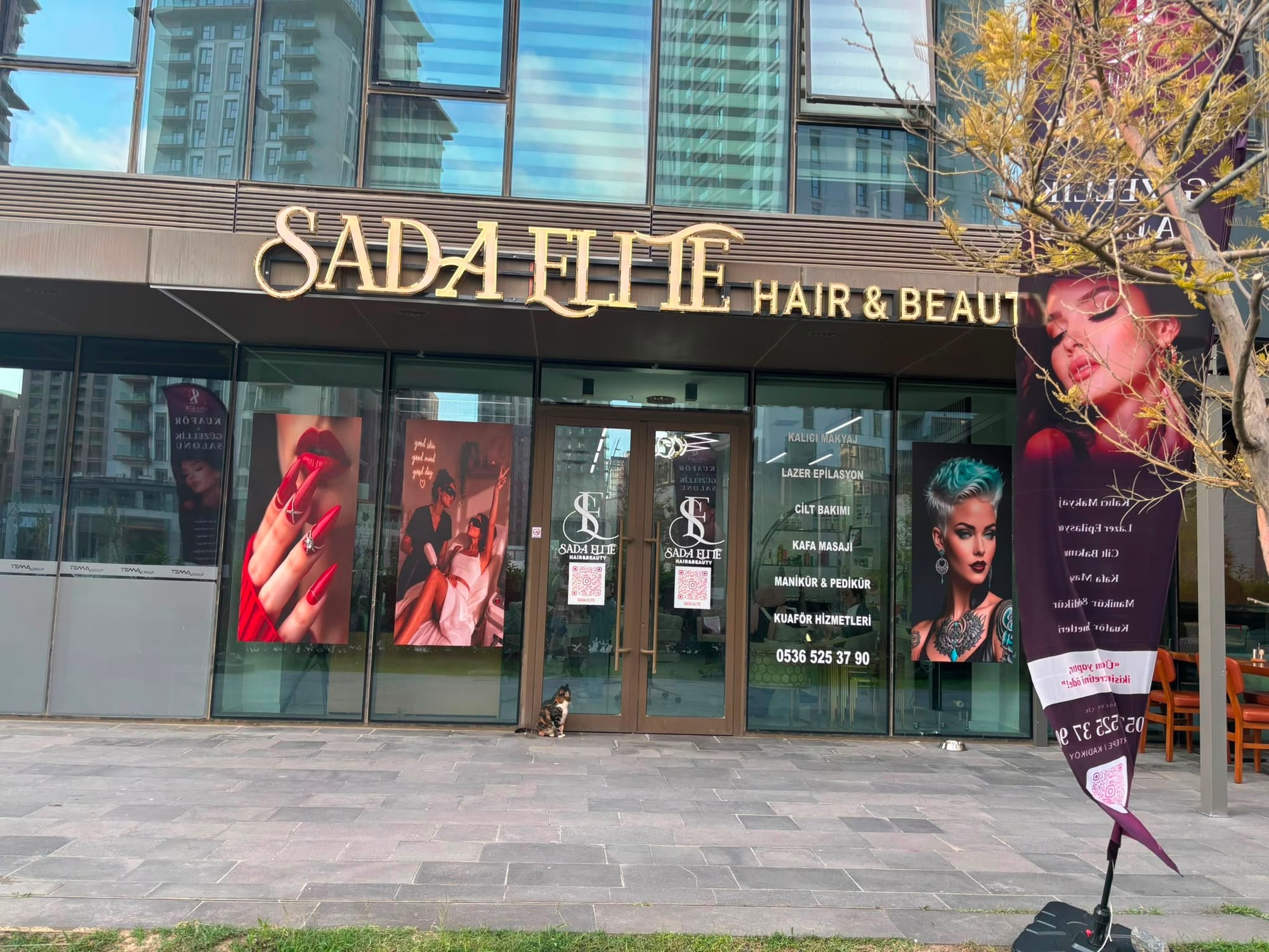 SADA ELITE'in Kadıköy Fikirtepe'deki dükkânı: aydınlatmalı SADA ELITE HAIR & BEAUTY tabelası ve vitrinler